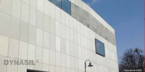 Elewacja budynku z betonowych płyt architektonicznych
