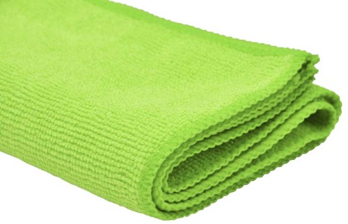 Zielona ścierka z mikrofibry 40 × 40 cm, 320 g/m², złożona na białym tle