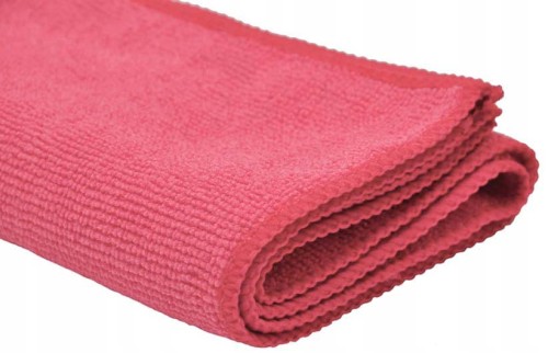 Różowa ścierka z mikrofibry 40 × 40 cm, 320 g/m², złożona na białym tle