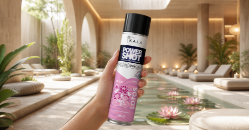 Kala Power Shot Tajski Lotos 600 ml w dłoni, w strefie spa z kwiatami lotosu