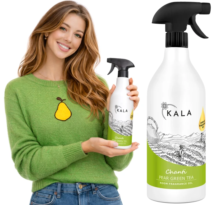 Kala Chanti Pear Green Tea 1 l, butelka olejku zapachowego w dłoni