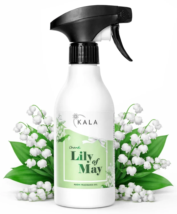 Kala Chanti Lily of May 250 ml, butelka olejku zapachowego w aranżacji z kwiatami
