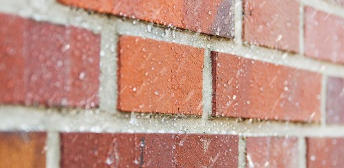 Krople wody na murze z cegły klinkierowej
