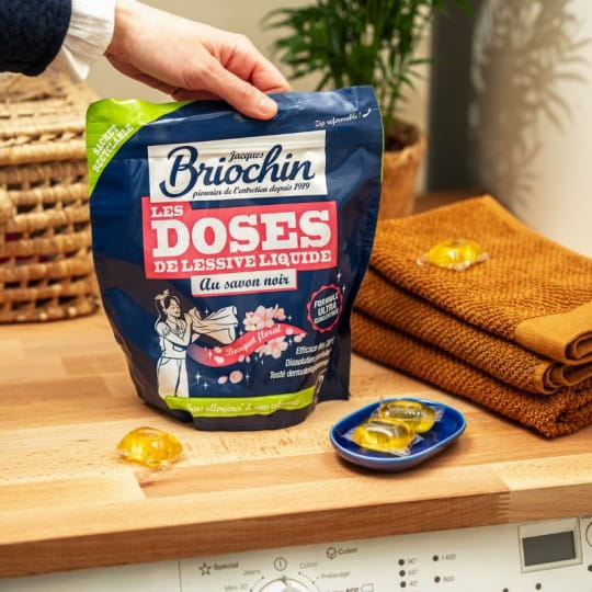 Briochin Szare mydło – kapsułki do prania o zapachu kwiatów – 22 szt. (336,6 g) – zdjęcie 3